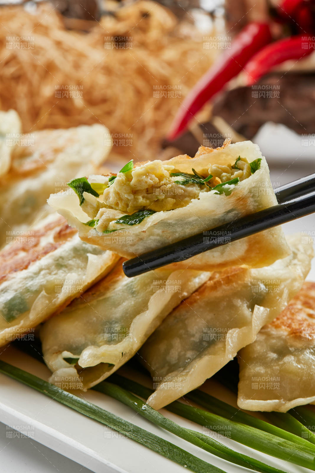 白色瓷盘装的韭菜素盒子