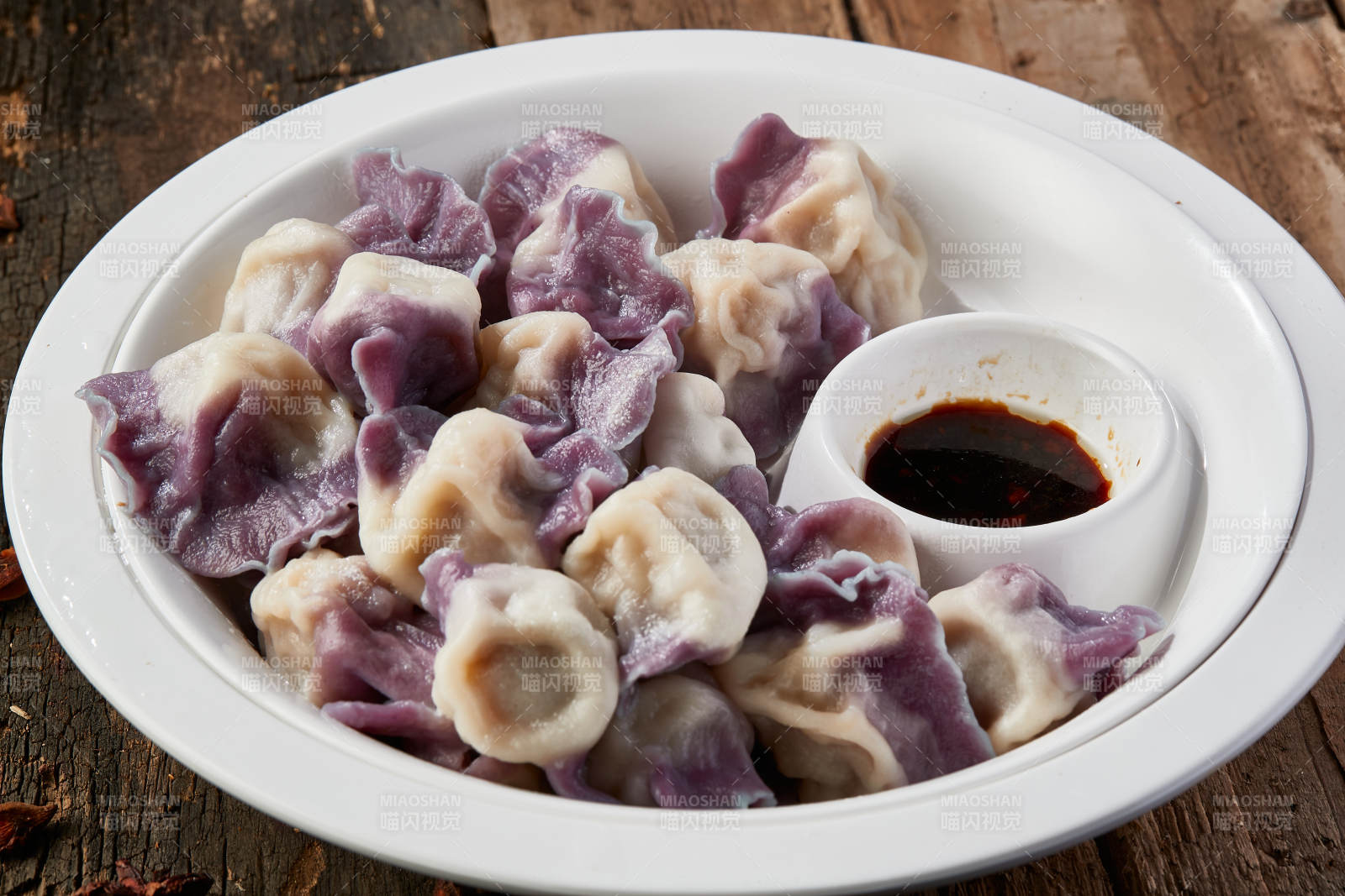 白色瓷盘装的手工现包水饺-摄影图