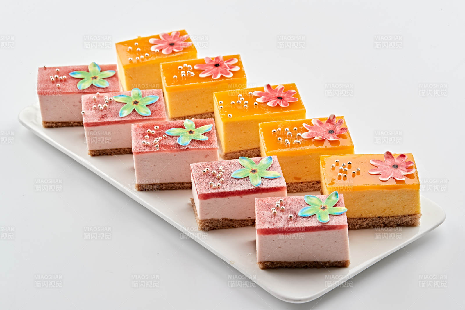 白色瓷盘装的果冻奶油起司蛋糕