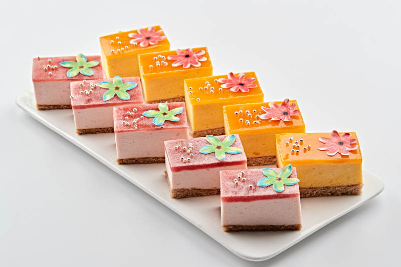 白色瓷盘装的果冻奶油起司蛋糕