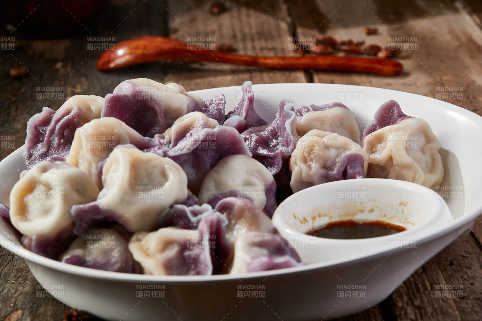 白色瓷盘装的手工现包水饺-摄影图