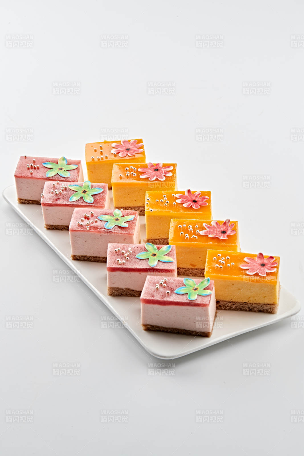 白色瓷盘装的果冻奶油起司蛋糕