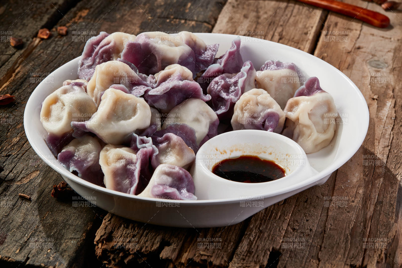 白色瓷盘装的手工现包水饺-摄影图