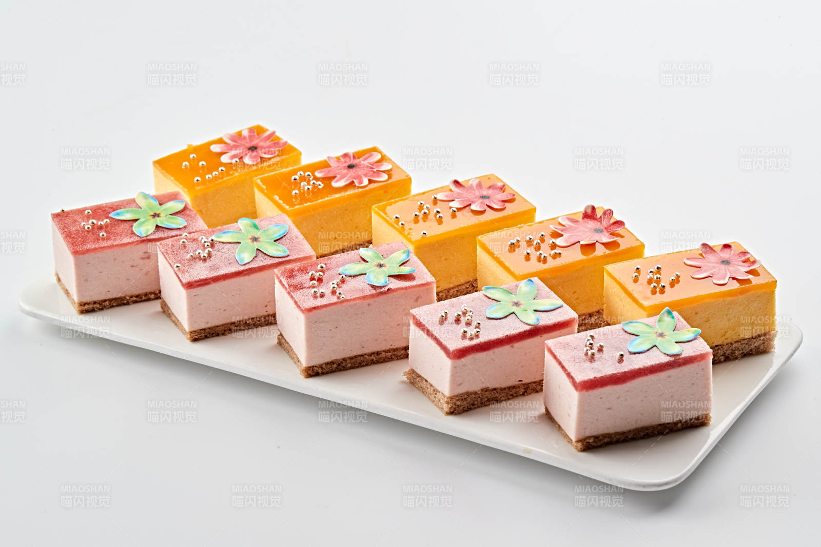 白色瓷盘装的果冻奶油起司蛋糕