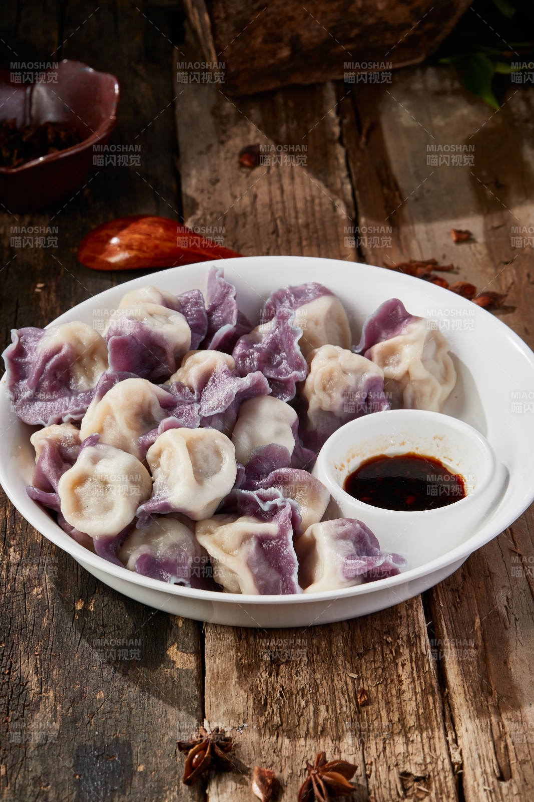 白色瓷盘装的手工现包水饺-摄影图