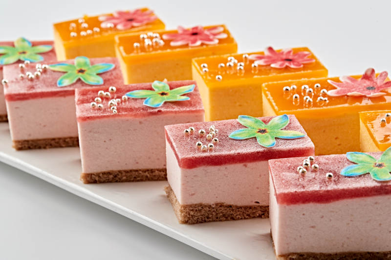 白色瓷盘装的果冻奶油起司蛋糕