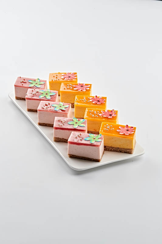 白色瓷盘装的果冻奶油起司蛋糕