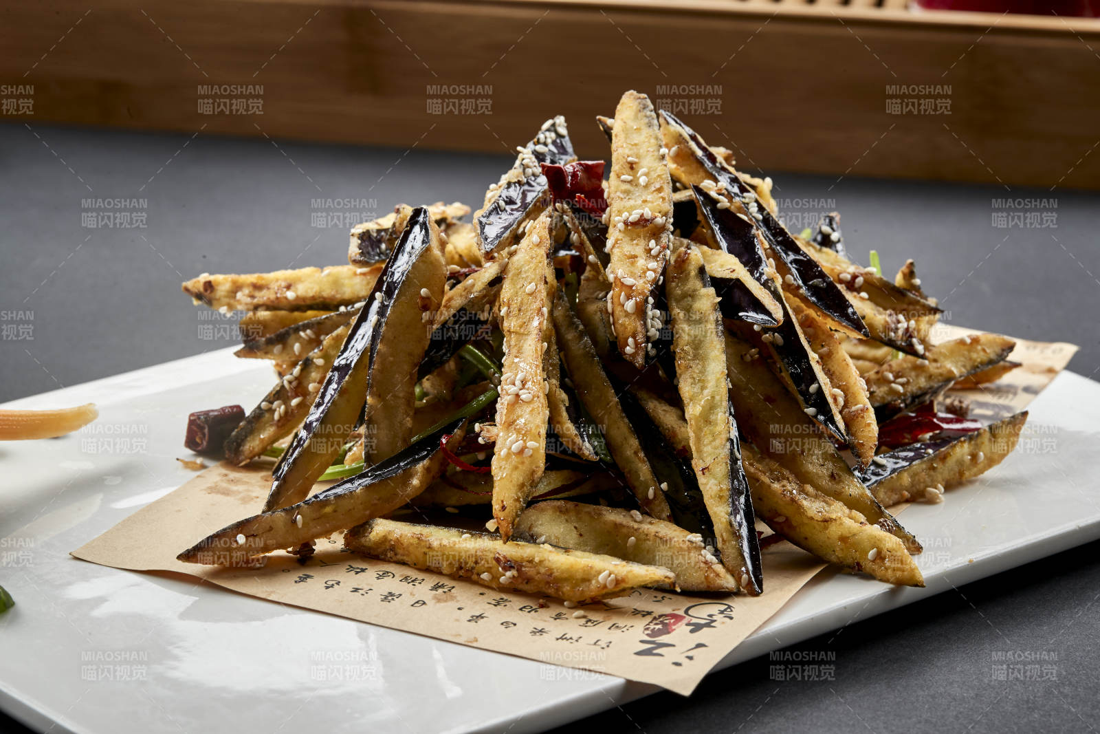 長瓷盤裝的風味香炸茄條