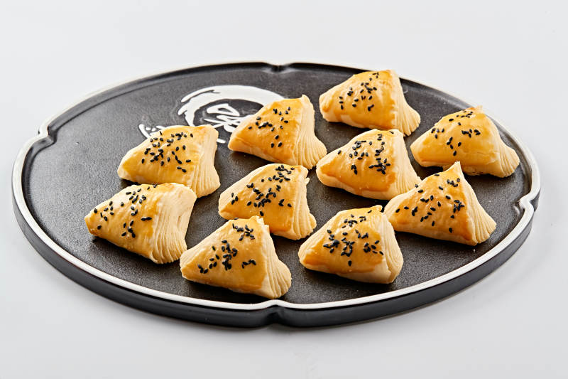 黑色瓷盘装的现场烤制脆皮榴莲酥