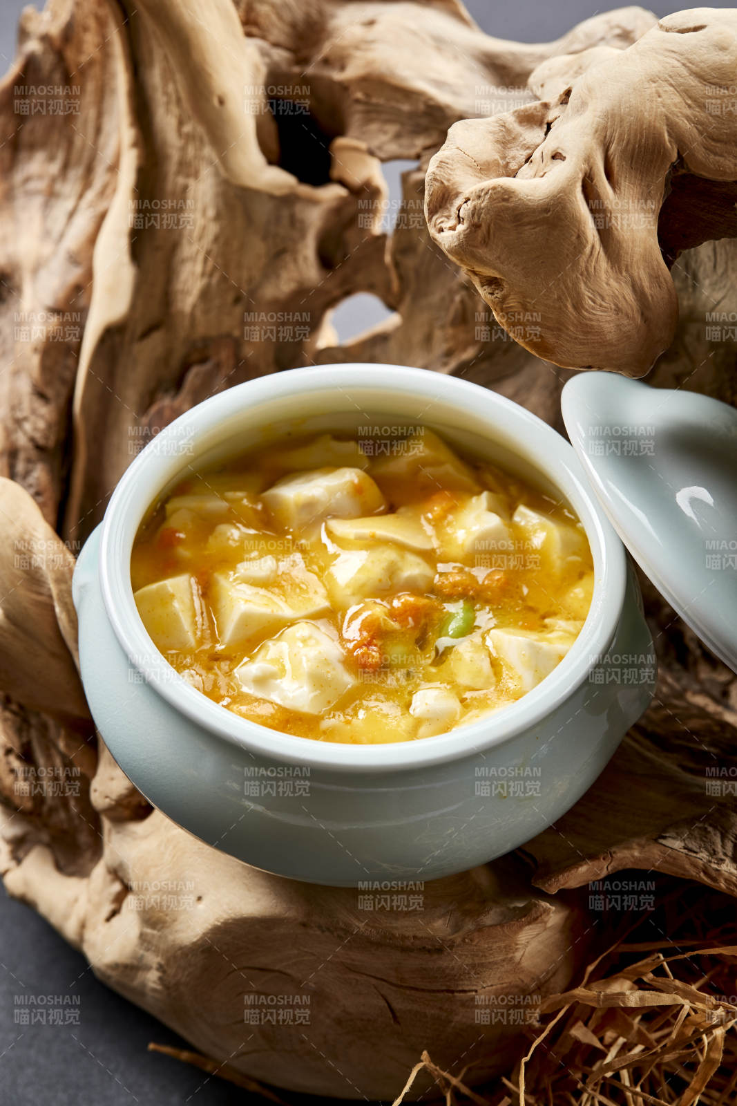 青瓷湯盅裝的極品蟹黃釀豆腐