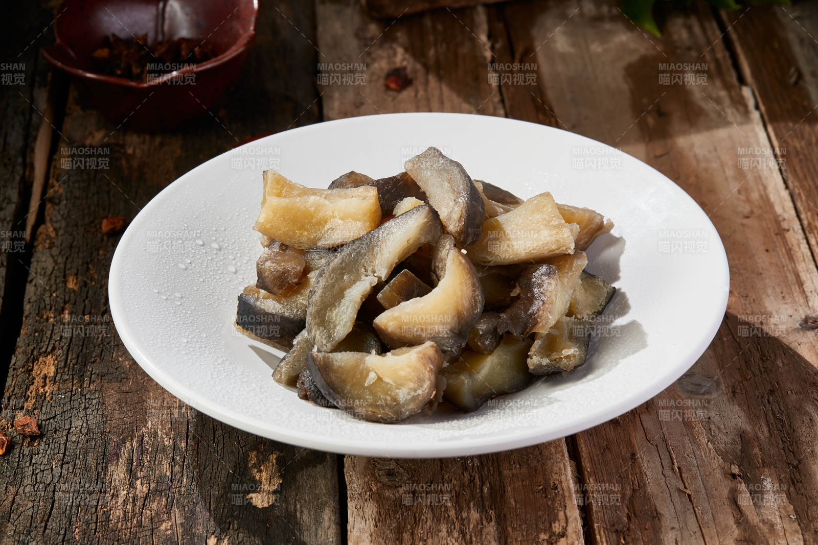 白色瓷盘装的手工现包水饺-摄影图