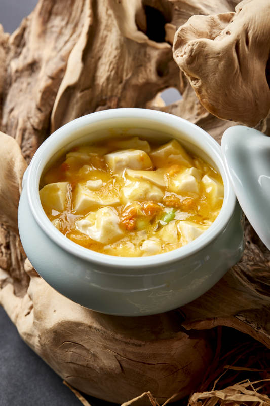 青瓷湯盅裝的極品蟹黃釀豆腐