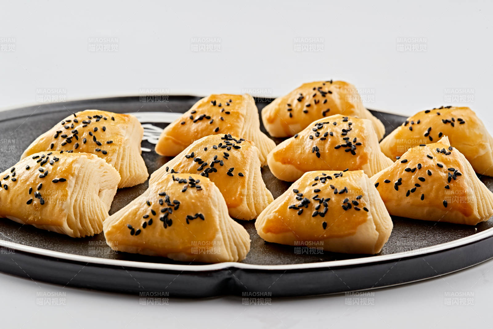 黑色瓷盘装的现场烤制脆皮榴莲酥