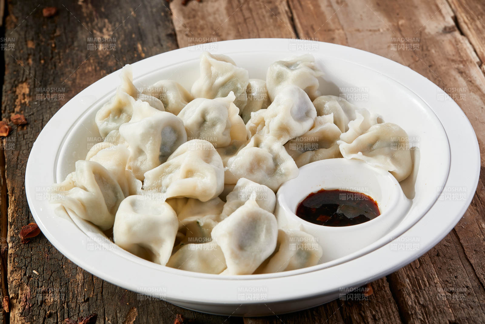 白色瓷盘装的手工现包水饺-摄影图