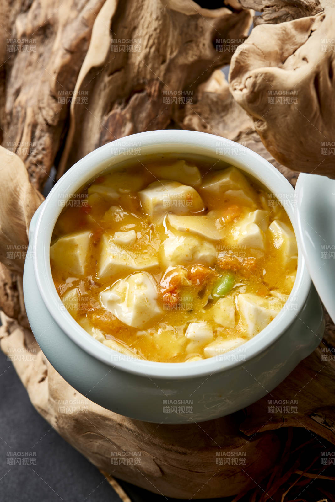 青瓷湯盅裝的極品蟹黃釀豆腐