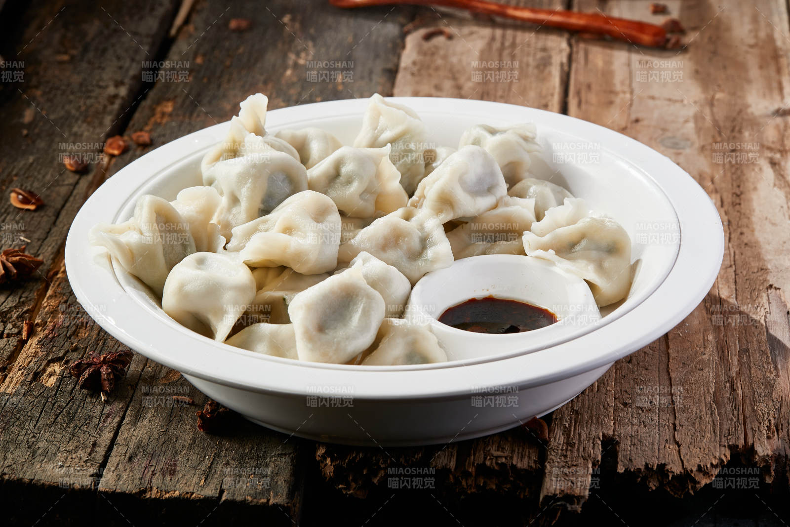 白色瓷盘装的手工现包水饺-摄影图