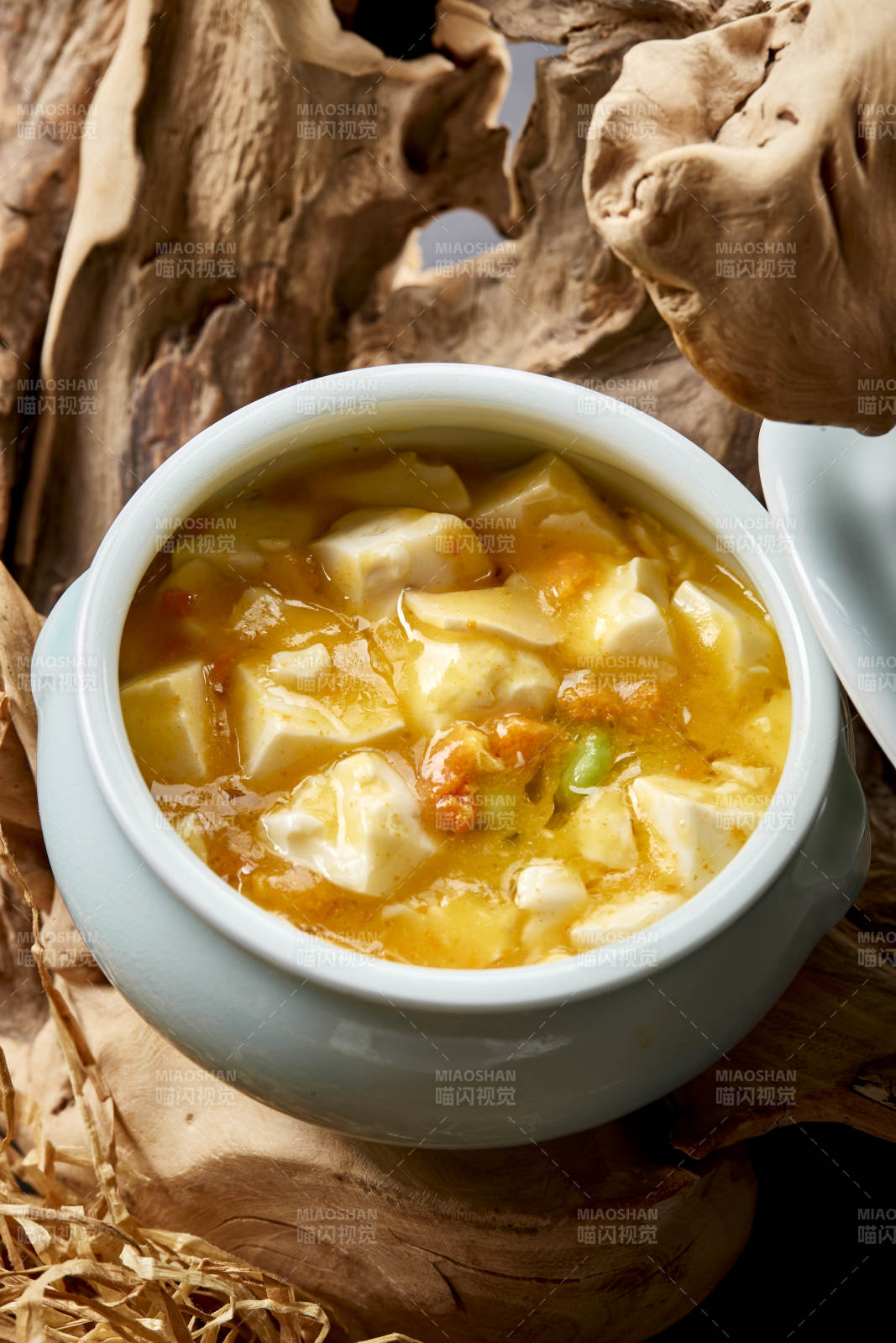 青瓷湯盅裝的極品蟹黃釀豆腐