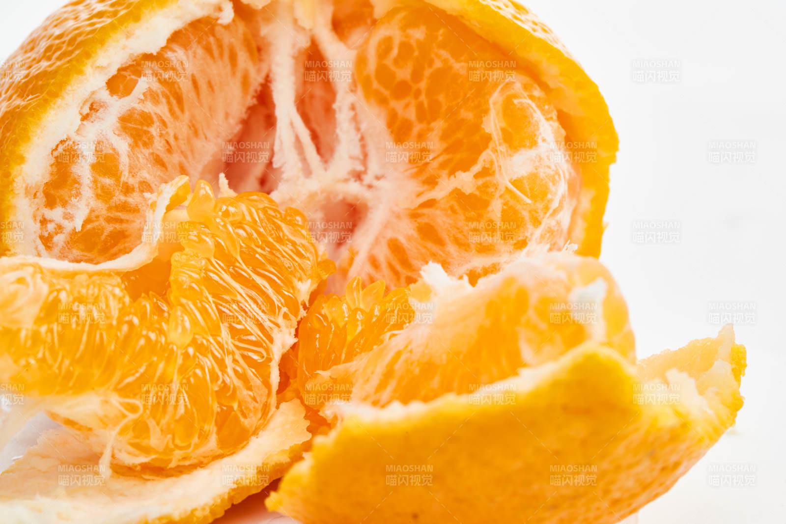 白色背景上摆放的新鲜丑橘