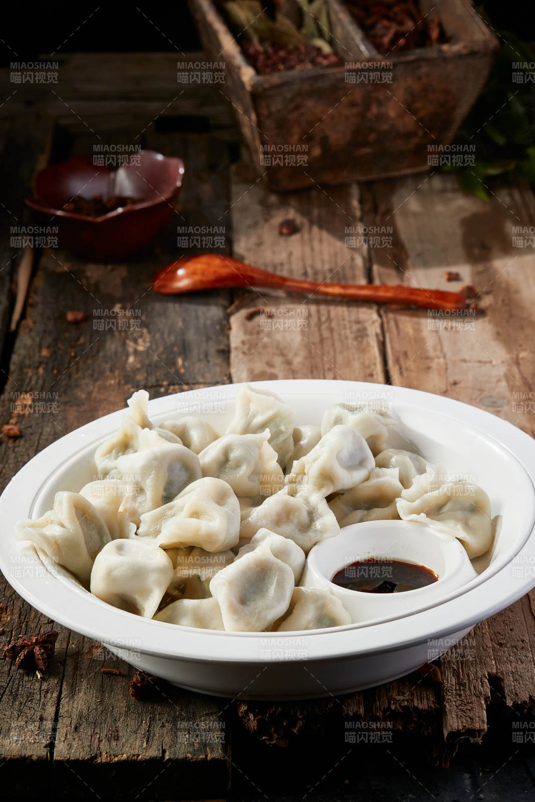 白色瓷盘装的手工现包水饺-摄影图