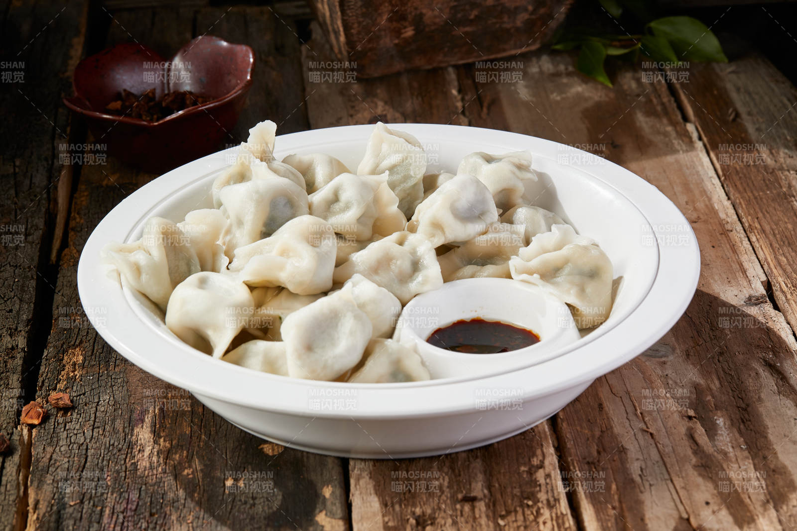 白色瓷盘装的手工现包水饺