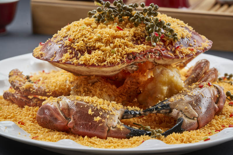 白色瓷盤裝的面包糠藤椒香炸面包蟹