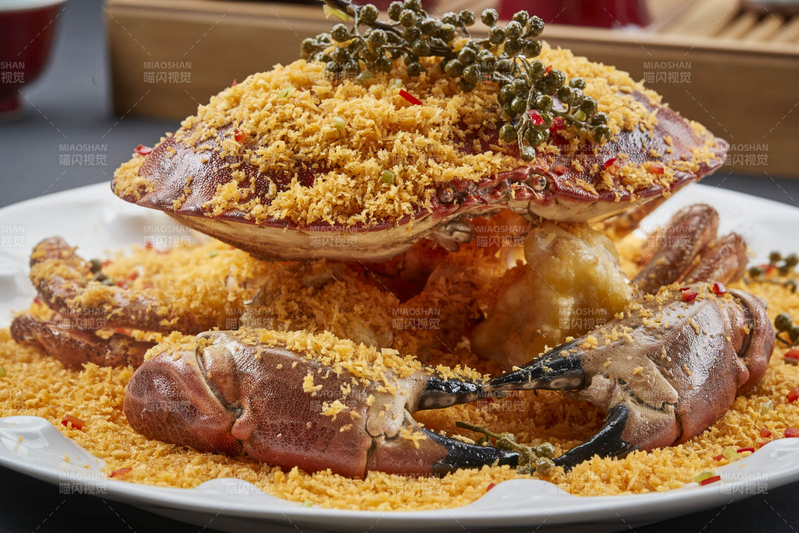 白色瓷盤裝的面包糠藤椒香炸面包蟹