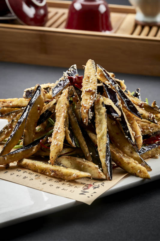 长瓷盘装的风味香炸茄条