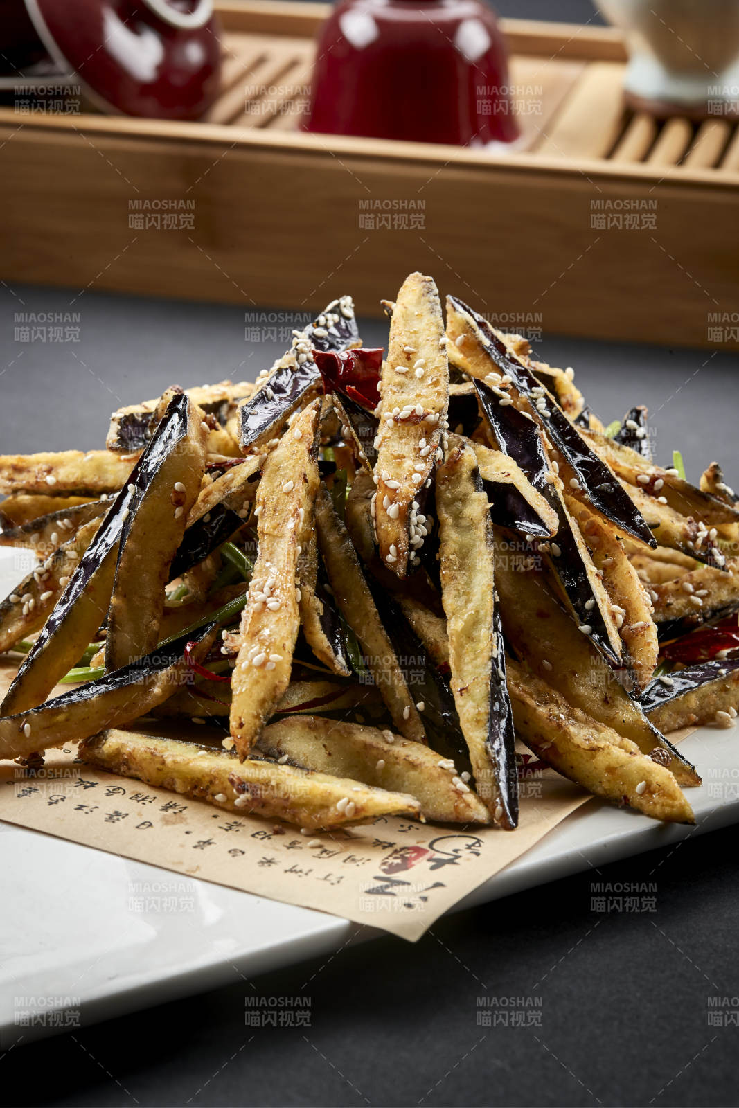 長瓷盤裝的風味香炸茄條