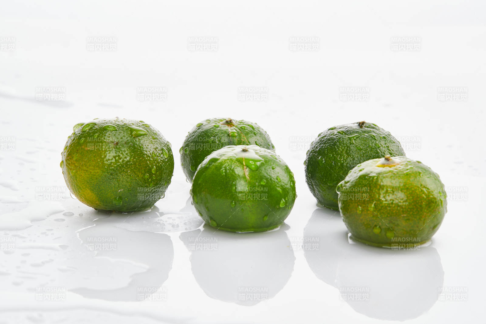 白色背景上摆放的新鲜小青柑