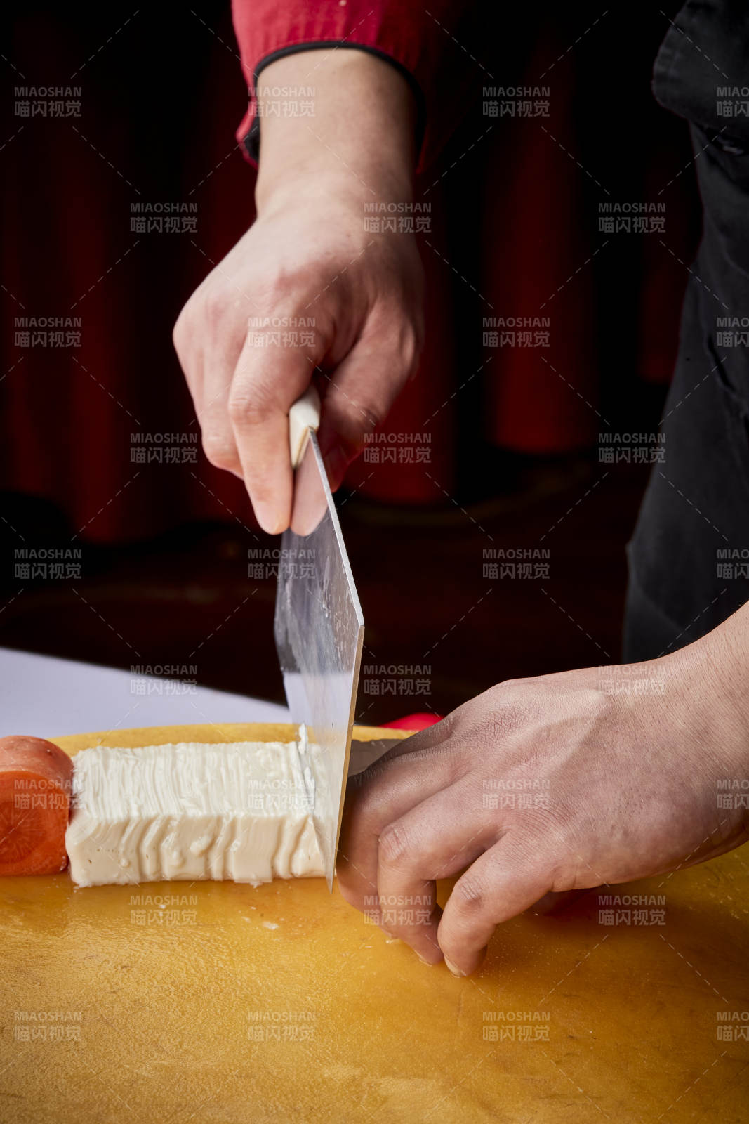 淮揚菜菊花豆腐制作過程中的精湛刀工演示
