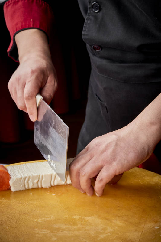 淮扬菜菊花豆腐制作过程中的精湛刀工演示