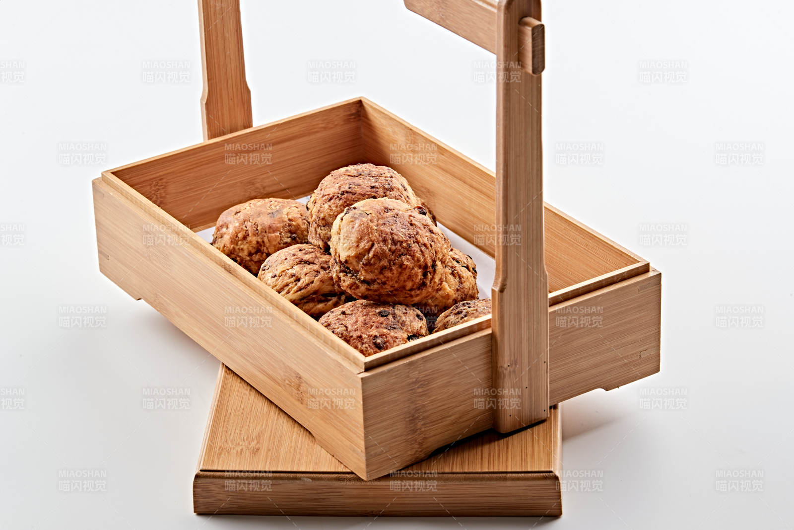 木质食盒装的现出炉的麻酱红糖棋子火烧图片