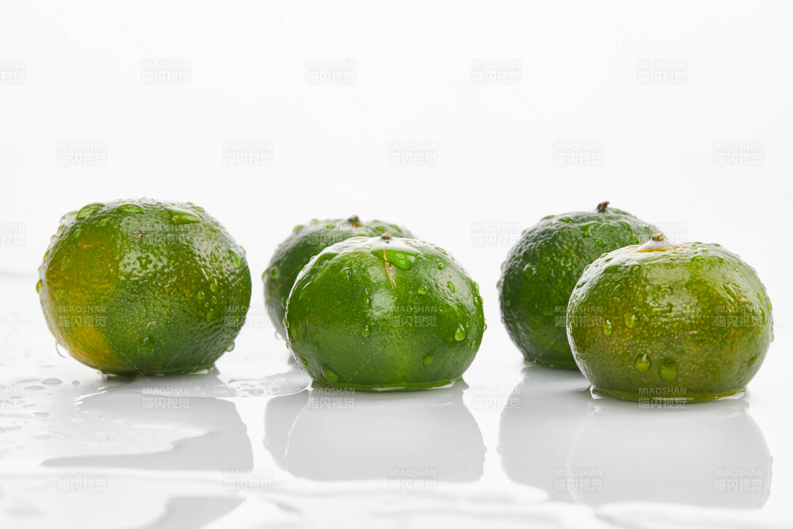白色背景上摆放的新鲜小青柑