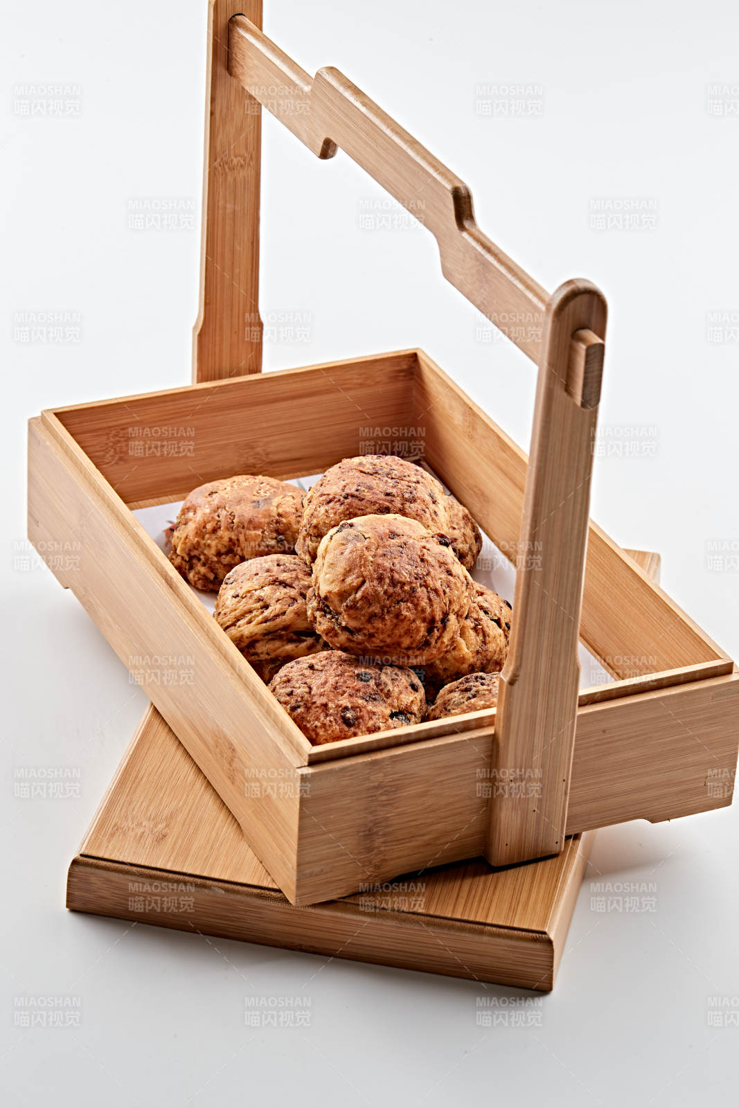 木质食盒装的现出炉的麻酱红糖棋子火烧图片