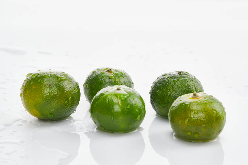 白色背景上摆放的新鲜小青柑