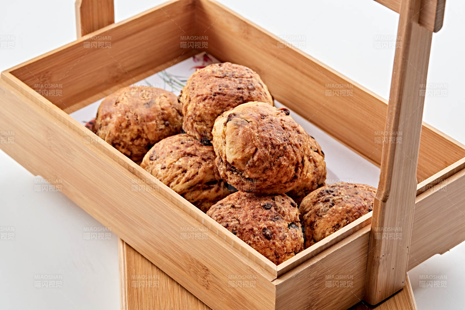 木质食盒装的现出炉的麻酱红糖棋子火烧图片