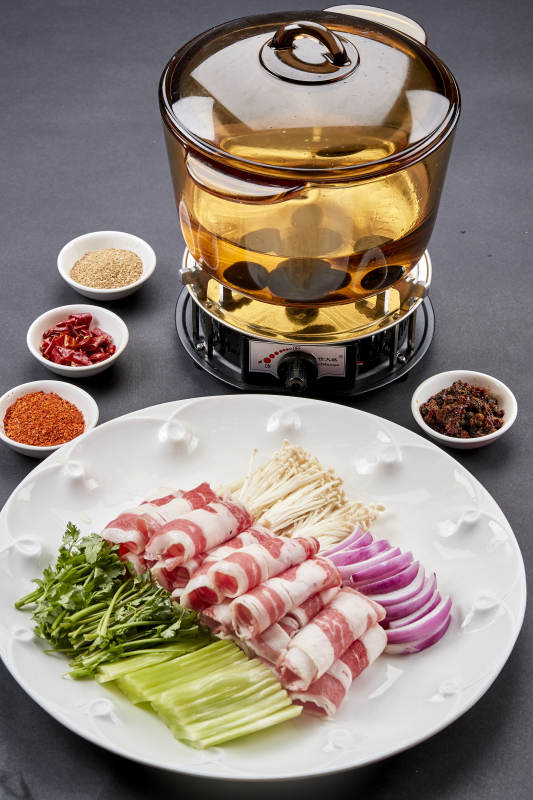 向岩石加热的沸腾食用油中投放鲜美肥牛片