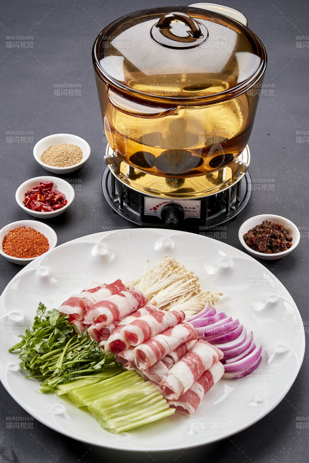 向巖石加熱的沸騰食用油中投放鮮美肥牛片