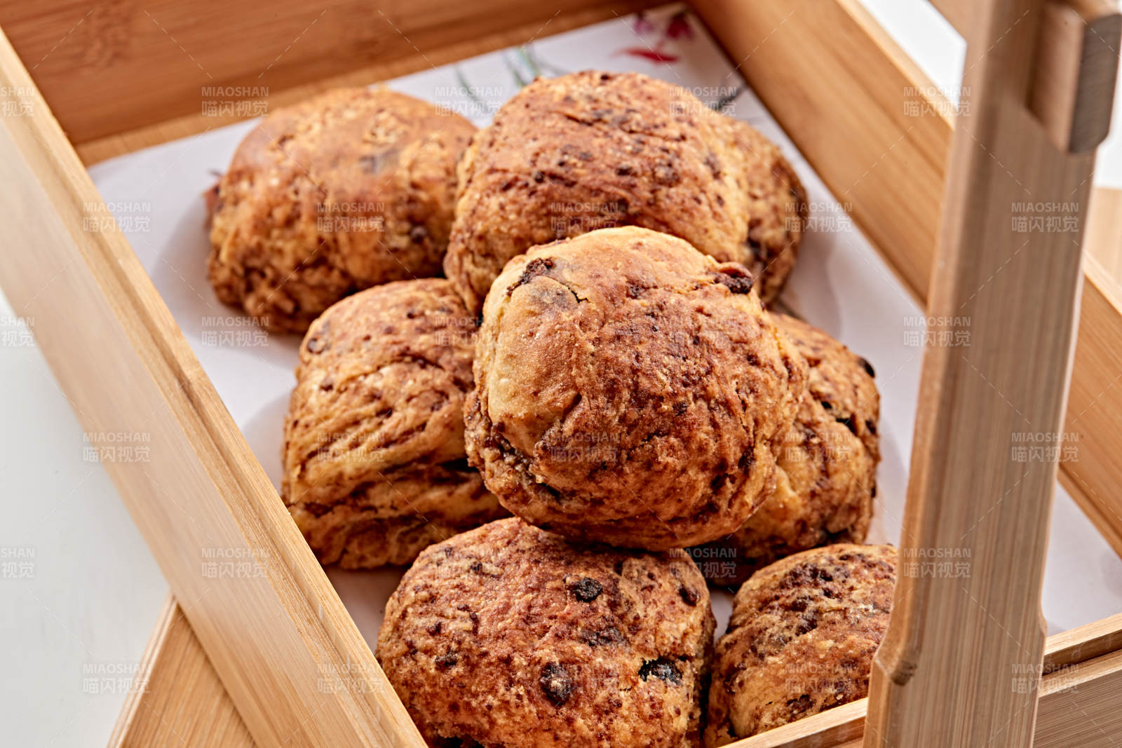 木质食盒装的现出炉的麻酱红糖棋子火烧图片