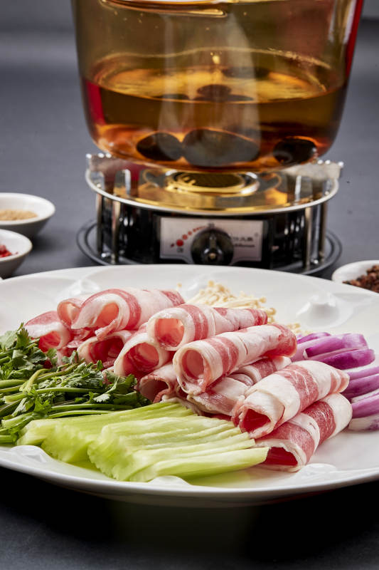 向岩石加热的沸腾食用油中投放鲜美肥牛片