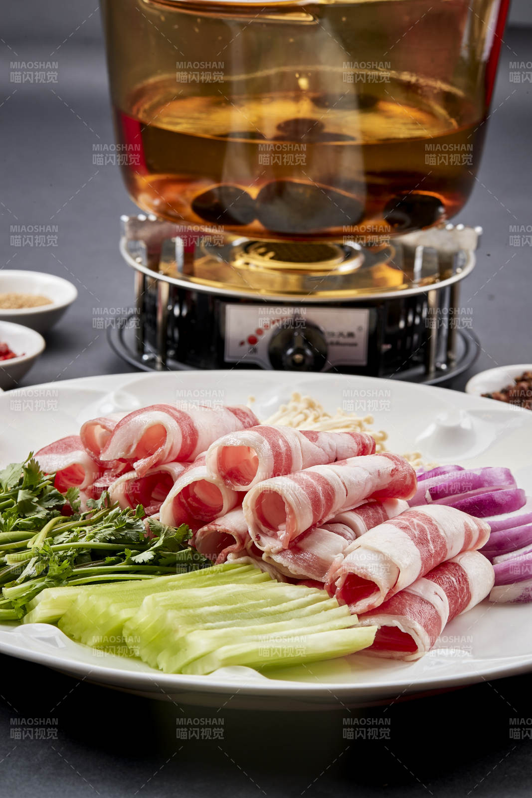 向巖石加熱的沸騰食用油中投放鮮美肥牛片