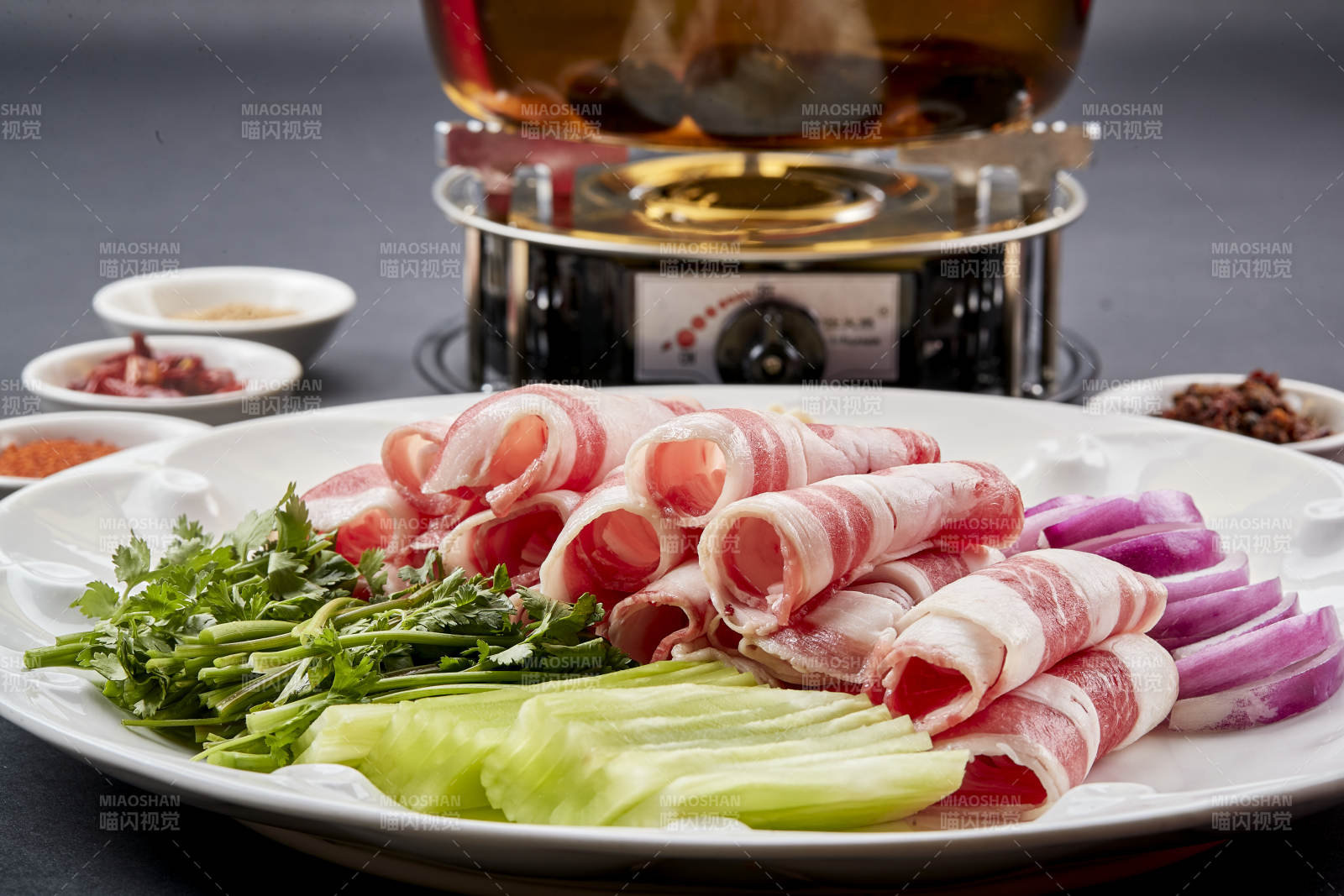 向巖石加熱的沸騰食用油中投放鮮美肥牛片