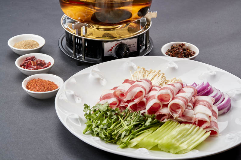 向岩石加热的沸腾食用油中投放鲜美肥牛片