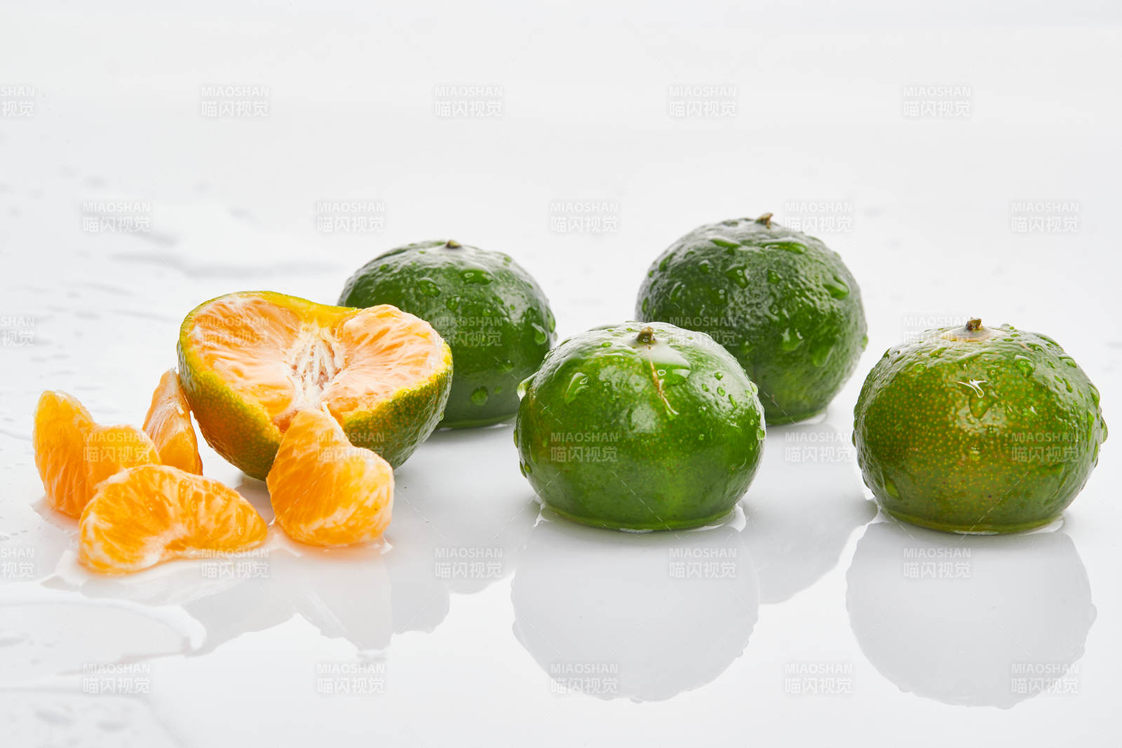 白色背景上摆放的新鲜小青柑