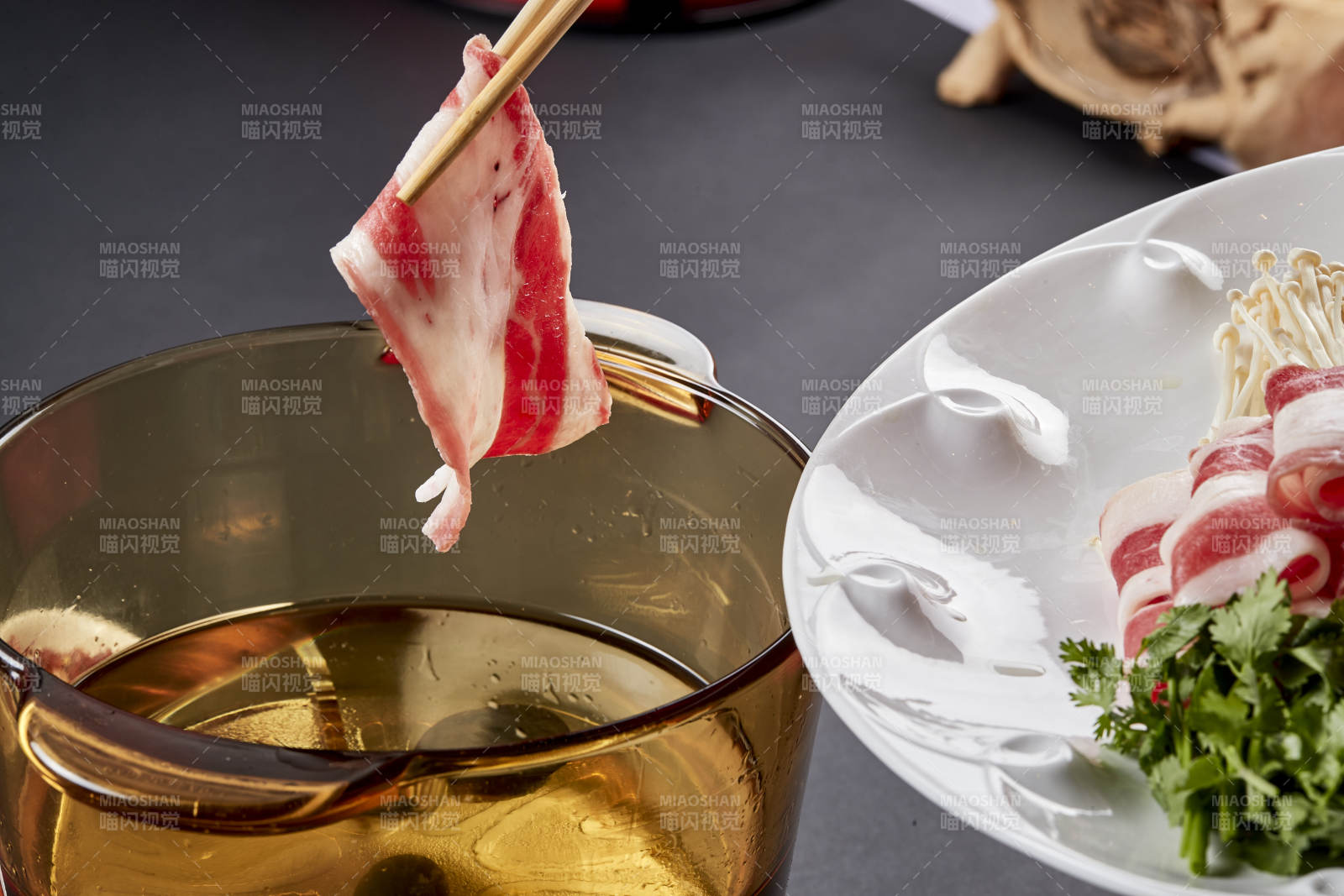 向巖石加熱的沸騰食用油中投放鮮美肥牛片