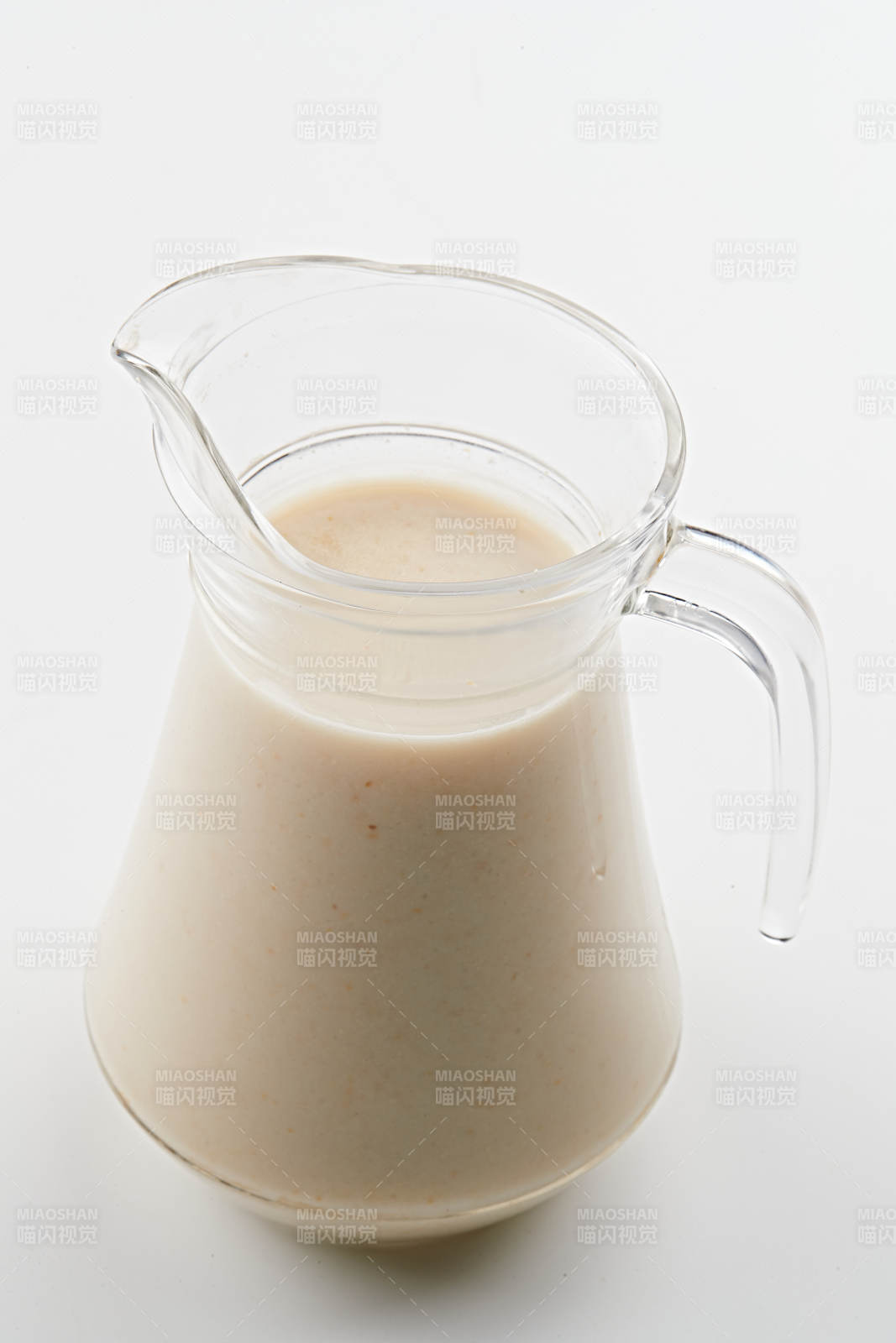 玻璃器皿装的现磨浓香花生西米露