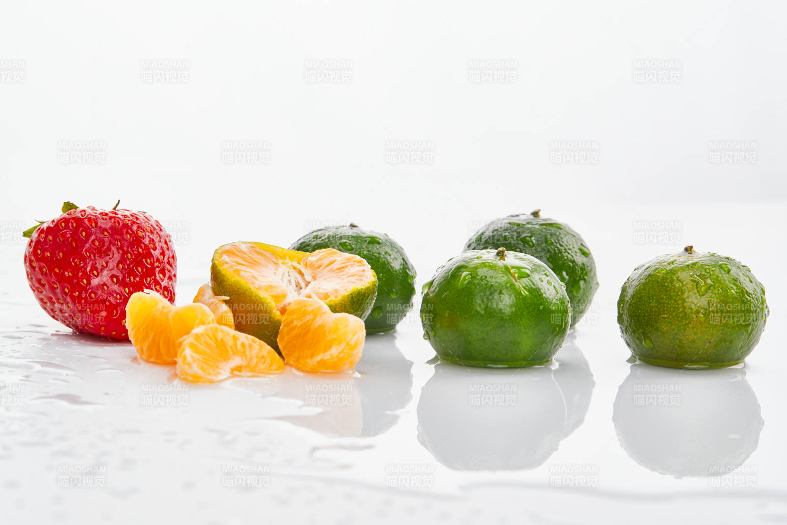 白色背景上摆放的小青柑与草莓