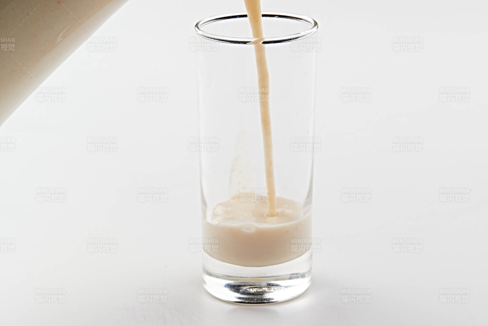 玻璃器皿裝的現(xiàn)磨濃香花生西米露