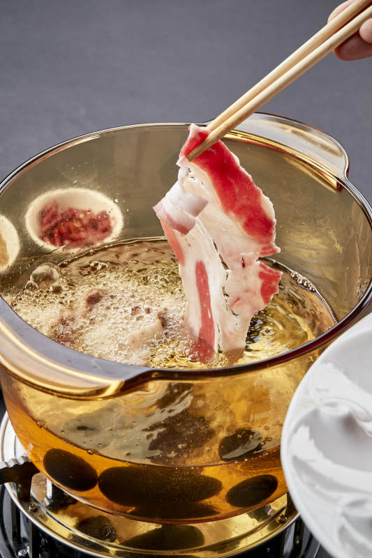 向岩石加热的沸腾食用油中投放鲜美肥牛片