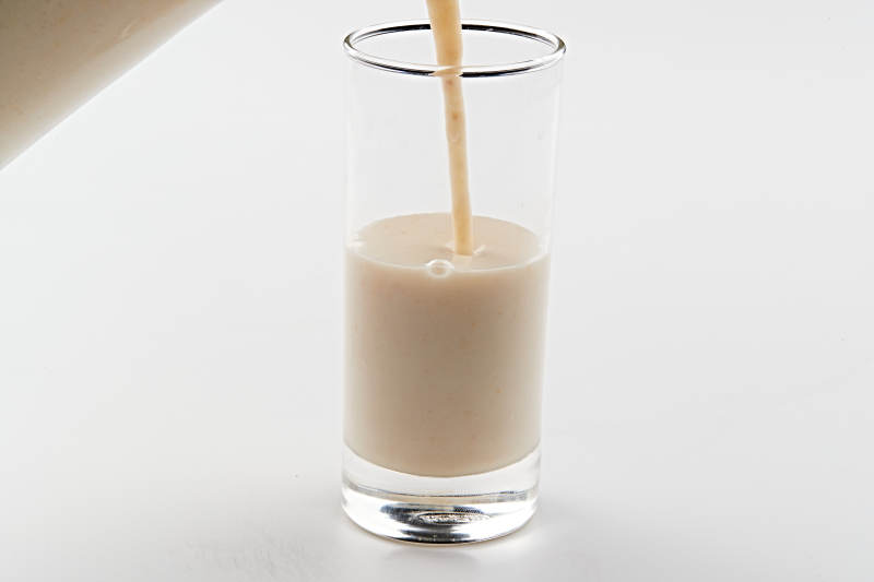 玻璃器皿装的现磨浓香花生西米露